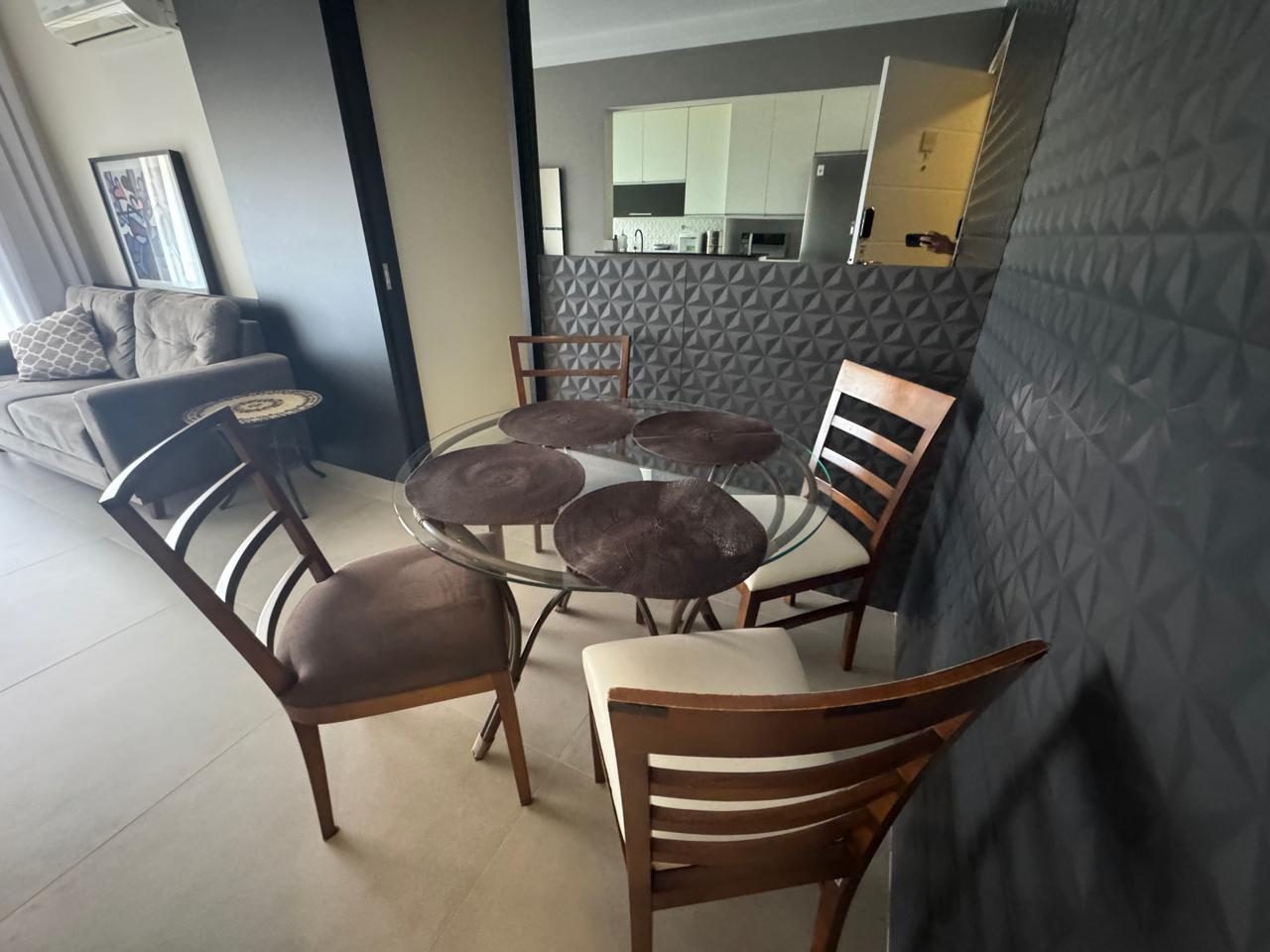 Mesa de jantar para quatro pessoas