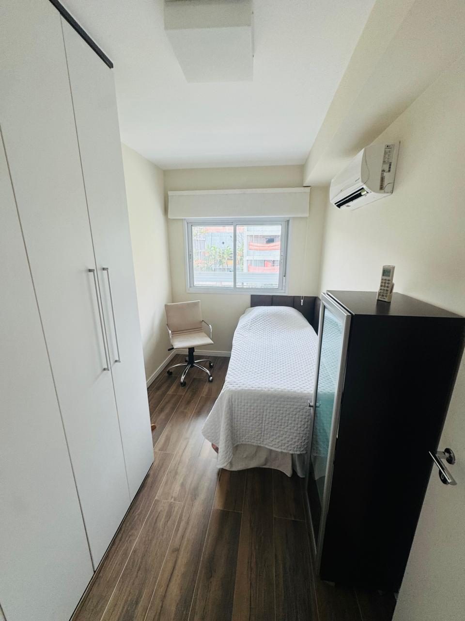 Segundo dormitório com cama de solteiro, armário e ar-condicionado