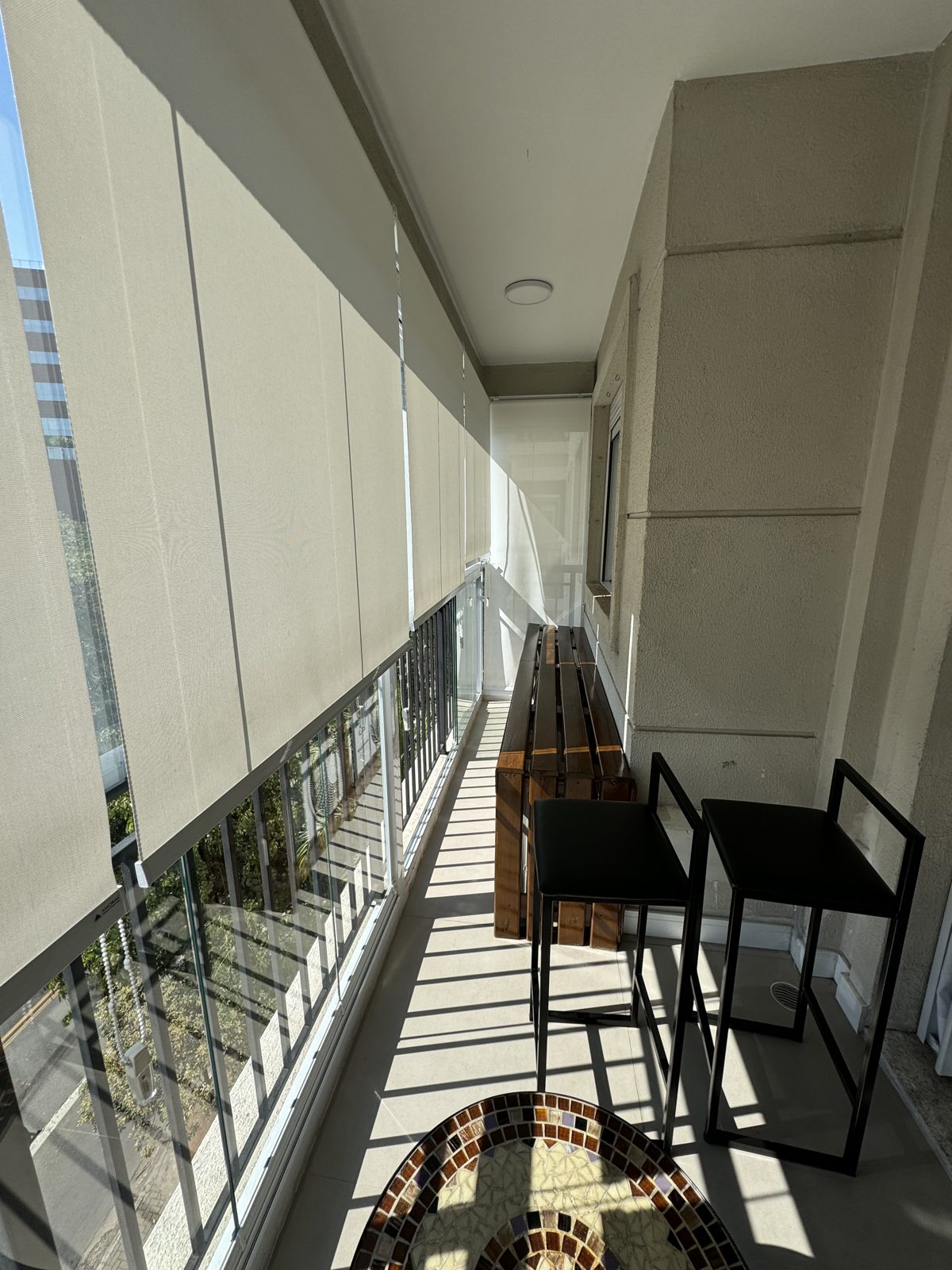 Varanda com mesa e cadeiras
