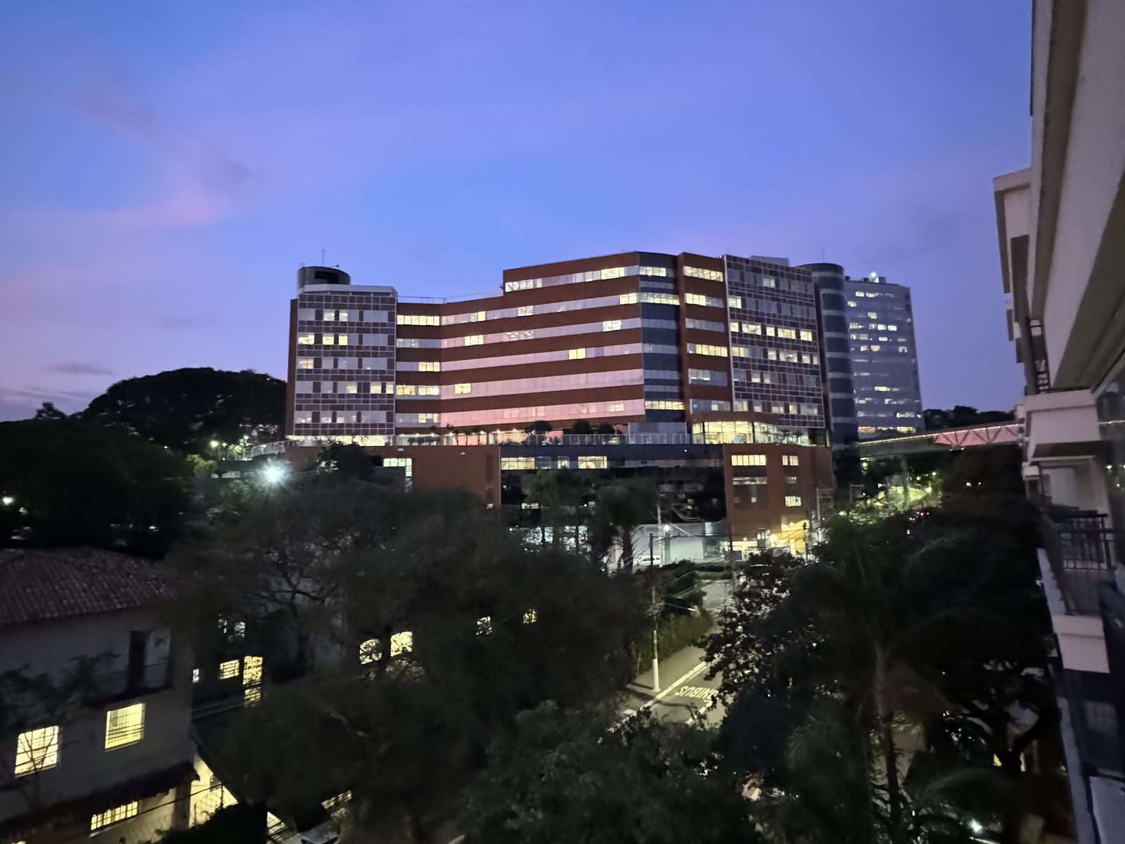 Vista da varanda da unidade 306 E ao entardecer: o Hospital Albert Einstein ao fundo.