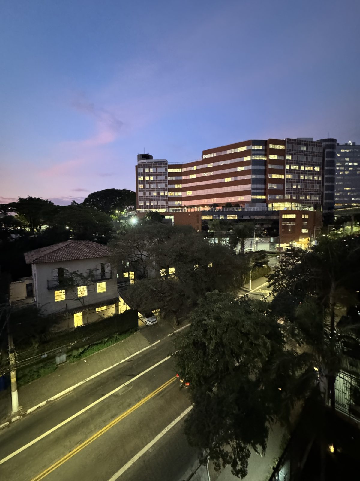 Vista da varanda ao anoitecer, com o Hospital Albert Einstein ao fundo