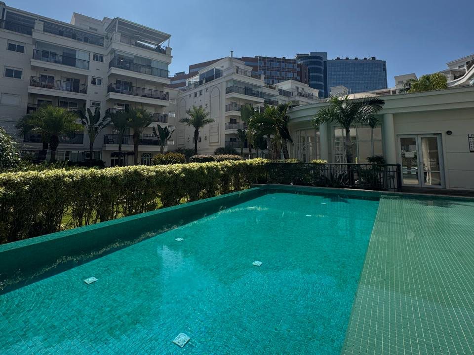Piscina do Menara com as torres do condomínio e o Hospital Albert Einstein ao fundo